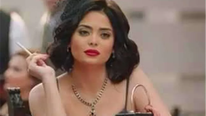 أسماء جلال تنشر صورها داخل مجلة 