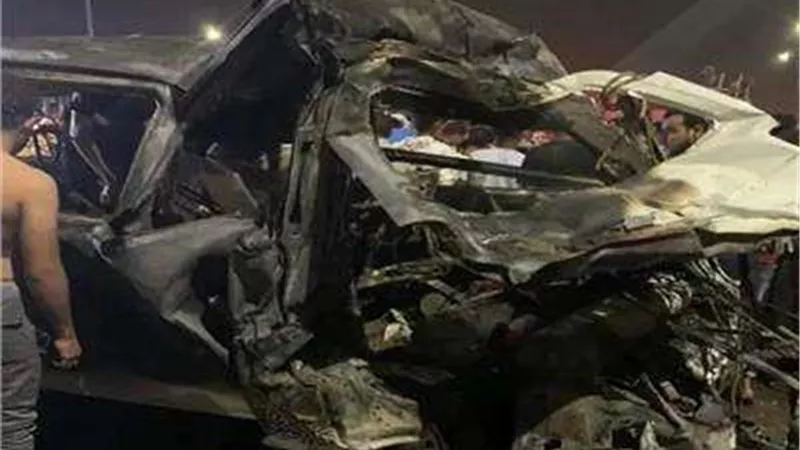 انفجار ميكروباص وتفحّم 12 راكبًا.. التحقيق في حادث طريق الواحات البشع