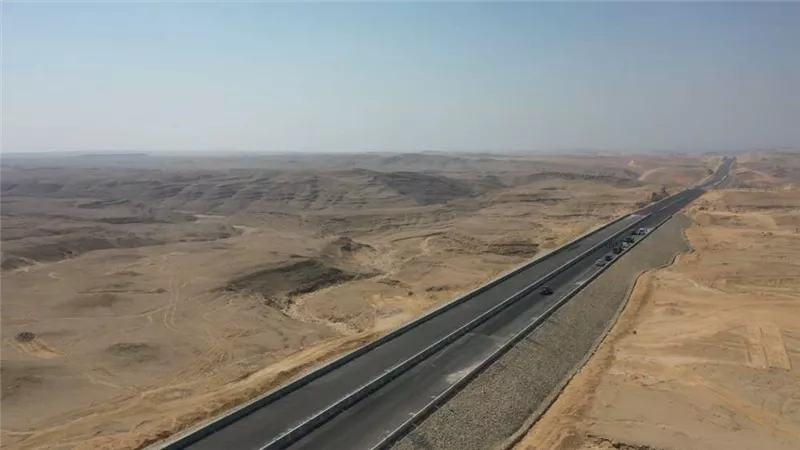 وزير النقل يتابع تنفيذ المرحلة الثانية من طريق الصعيد الصحراوي الغربي