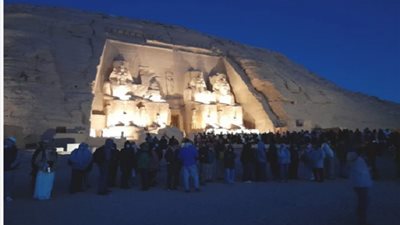 توافد المئات لمشاهدة ظاهرة تعامد الشمس على وجه الملك رمسيس الثاني في أبو سمبل