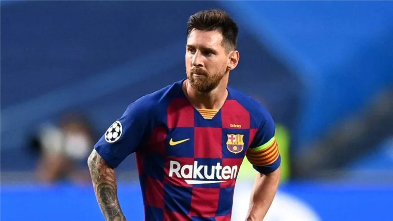 رد قوي من تشافي بشأن عودة ميسي لبرشلونة