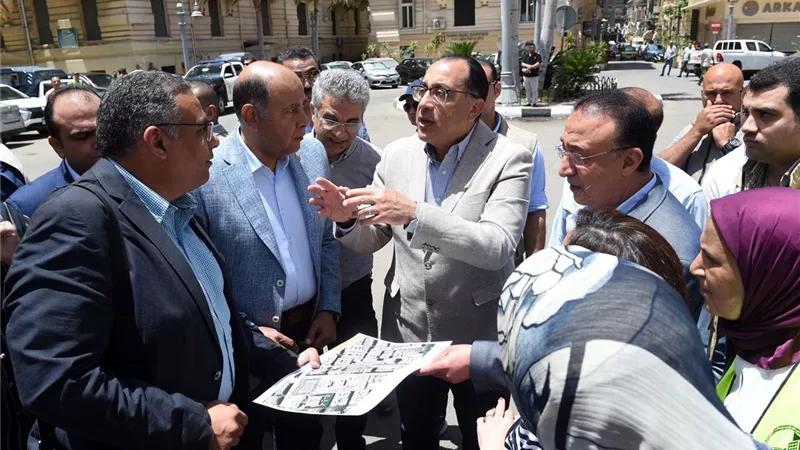 رئيس الوزراء يتفقد مشروع تطوير المتحف اليوناني الروماني والمنطقة المحيطة به