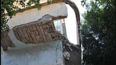 بسبب شدة الأمطار.. إنهيار شرفة عقار بـ