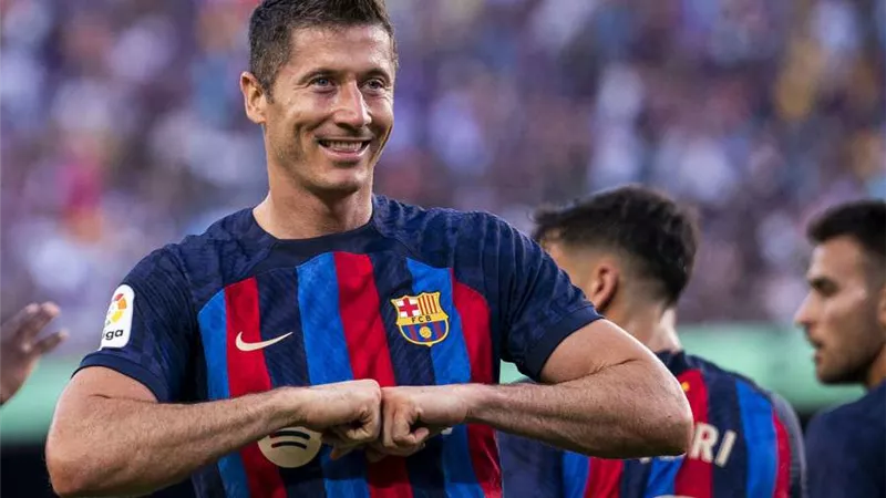 ليفاندوفسكي خامس لاعب من برشلونة يحصد جائزة الهداف في موسمه الأول