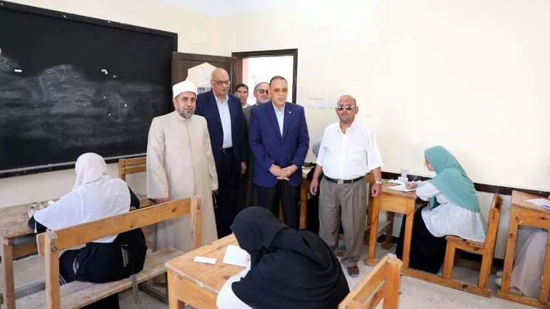 محافظ الشرقية يتفقد لجان امتحانات الثانوية الأزهرية بمعهد فتيات الزقازيق
