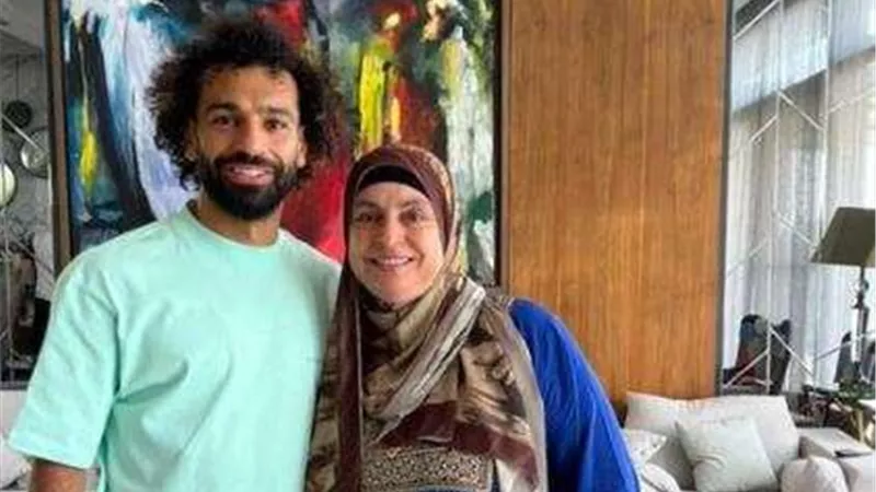 محمد صلاح ينشر صور مع والده ووالدته عبر 