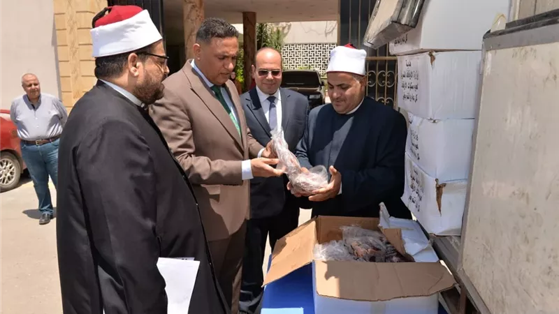محافظا القاهرة والدقهلية يتفقدان لحوم صكوك الأوقاف قبل توزيعها على المستحقين