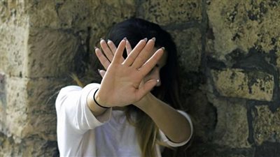 اتهام فتاة لطبيب بمحاولة هتك عرضها  والتحرش بها أثناء