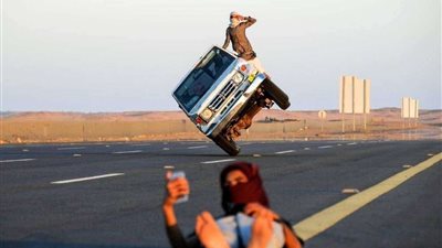بسبب سيلفي.. شاب يعرض نفسه للخطر