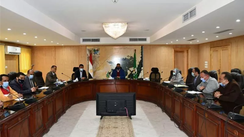 محافظ الفيوم يناقش استعدادات مديرية الصحة للتطعيم ضد شلل الأطفال