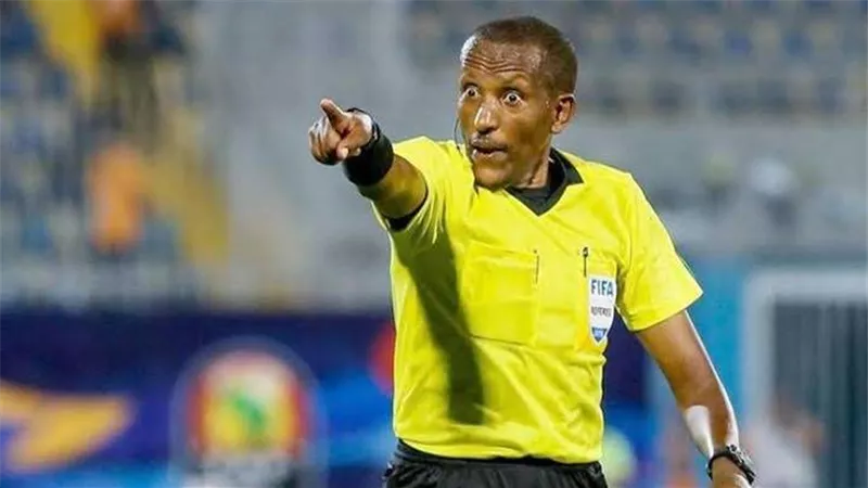 حقيقة اعتزال باملاك تيسيما حكم مباراة الأهلي والوداد في المغرب