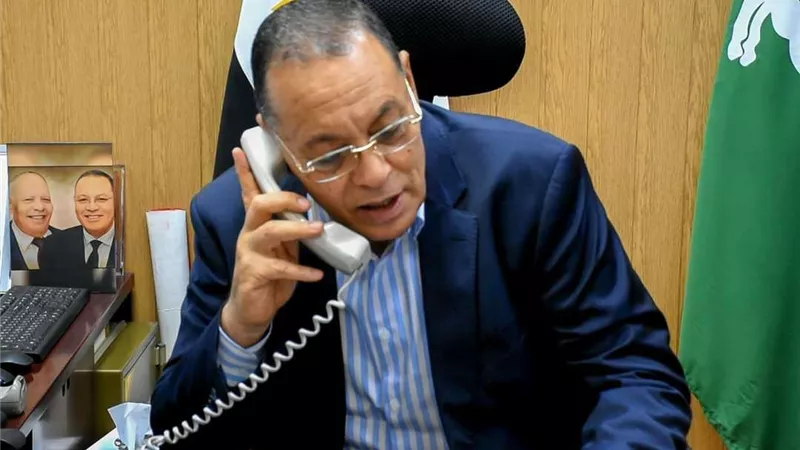 محافظ الشرقية يُهنئ أوائل الشهادة الإعدادية هاتفياً