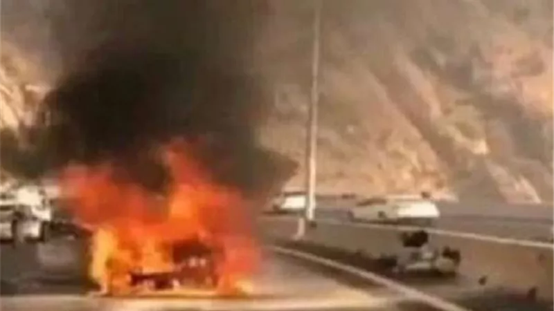 تفاصيل إصابة 3 أشخاص في اشتعال سيارة بطريق الصحراوي الغربي