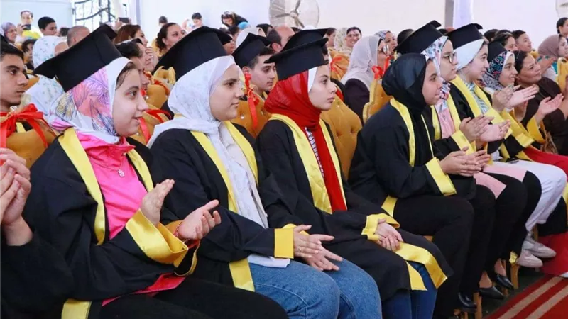 المدرسة الأسقفية بمنوف تحتفل بأوائل الشهادة الإعدادية