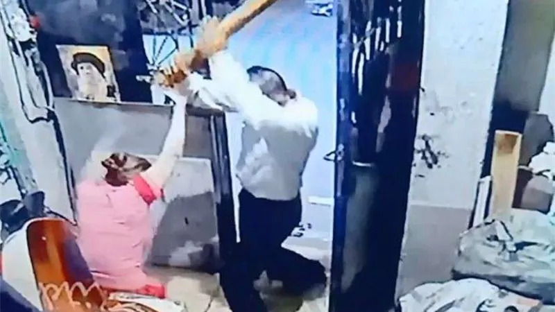 لسبب صادم.. سائق ونجل عمه يشرعان في إنهاء حياة جارتهما بسوهاج