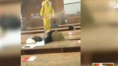 رئيس جامعة المنصورة يكشف حقيقة الفيديو المتداول عن رش المدرجات أثناء تواجد الطلبة