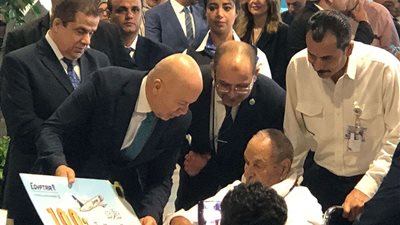 تذاكر مجانية.. وزير الطيران يمنح هدية لأكبر الحجاج سنًا بعمر 94 عامًا