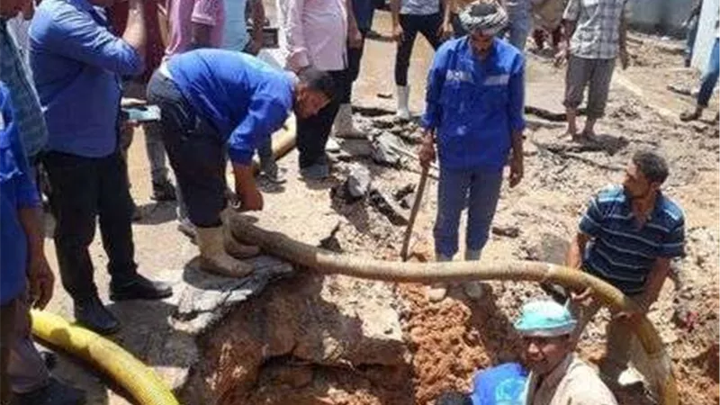 انفجار بخط الصرف الصحي الرئيسي بطريق الأحرار بمدينة الزقازيق
