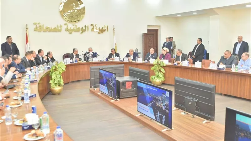 وزير الكهرباء يستعرض إنجازات القطاع في 8 سنوات | صور