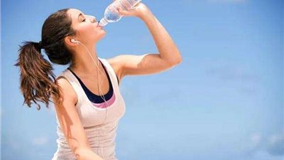 بالفيديو.. أخصائية تغذية: شرب المياه يزيد من معدل حرق الدهون