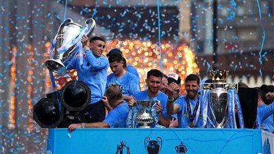 جماهير السيتي تحتشد في شوارع مانشستر استعدادًا للاحتفال بالثلاثية التاريخية| فيديو