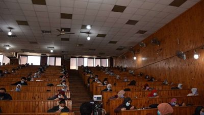 طلاب جامعة عين شمس يؤدون الامتحانات وسط اجراءات احترازيه مشددة.. صور