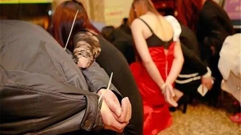 القبض على رجل يؤجر زوجته بمقابل مادي لممارسة الدعارة.. القصة الكاملة