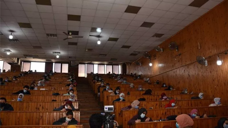 طلاب جامعة عين شمس يؤدون الامتحانات وسط اجراءات احترازيه مشددة.. صور