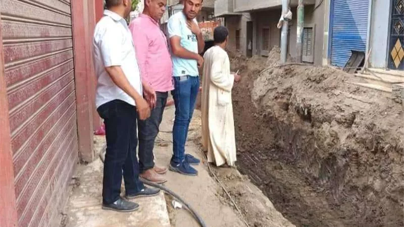 رئيس مركز ملوى يتفقد المشروعات الجاري تنفيذها بقرية الروضة