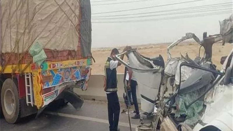 المرور يرفع حطام حادث تصادم تريلا وميكروباص بصحراوى الصف