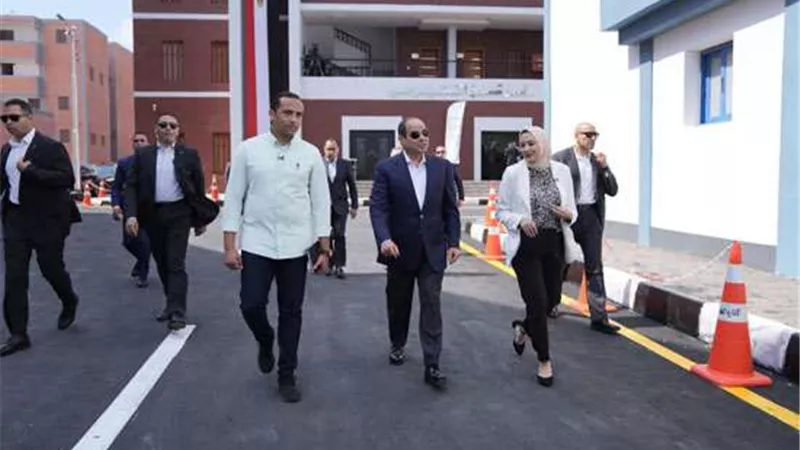 السيسي يدير حوارا مع حشد من المواطنين بقرية الأبعادية