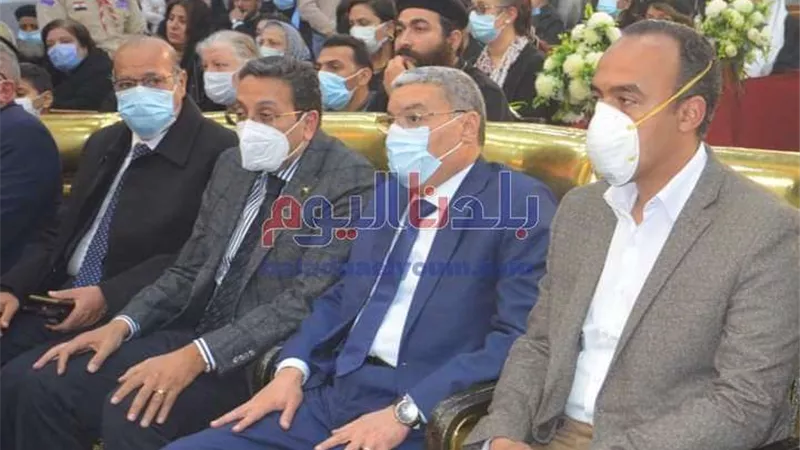 محافظ المنيا ونائبه وأساقفة الكنائس يترأسان جنازة أسقف ببني مزار ..(صور)