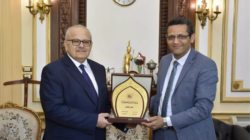 رئيس جامعة القاهرة يستقبل نقيب الصحفيين لبحث التعاون المشترك