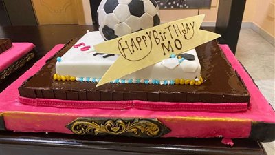 بالفيديو... بعثة المنتخب تحتفل بعيد ميلاد محمد صلاح قبل العودة للقاهرة