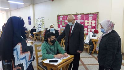 المشرف على قطاع خدمة المجتمع بجامعة بنها يتفقد سير الإمتحانات