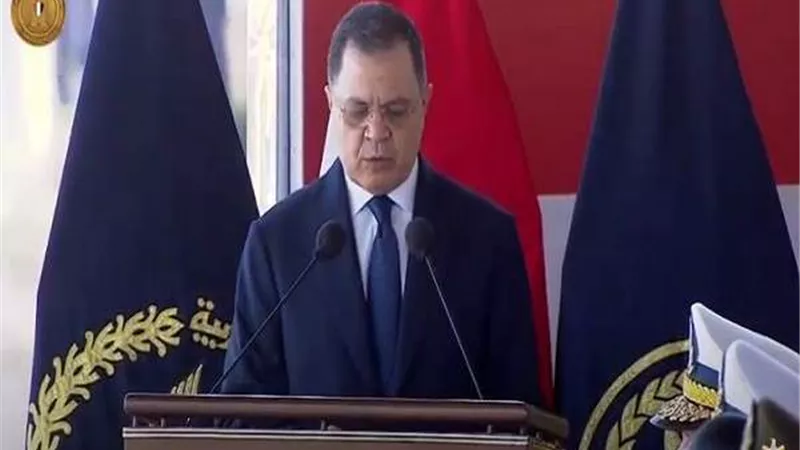 بالفيديو.. وزير الداخلية يسلم أنواط الرئيس لأسر الشهداء والنماذج المشرفة من رجال الشرطة