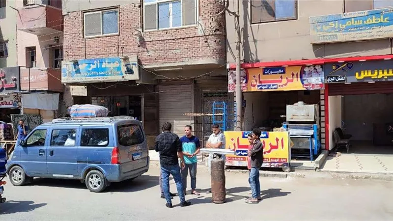 ٢٢ محضر إشغال فى حملة مكبرة بحي غرب مدينة المنيا