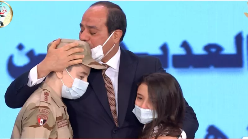 بالدموع.. الرئيس السيسي يتأثر بشدة خلال تكريم أسر الشهداء.. فيديو