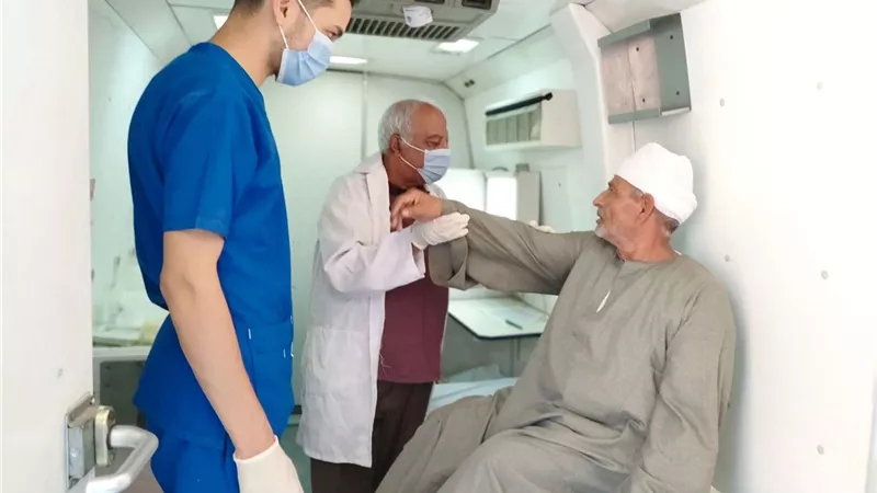 الكشف الطبي على 1574 حالة خلال قافلة علاجية بمركز ملوى