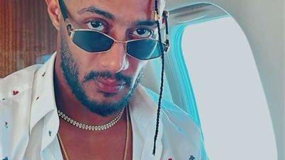 وسط الجمهور.. محمد رمضان يواصل تصوير فيلمه 
