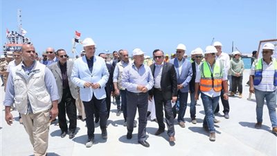 وزير النقل يتفقد مواقع العمل بمشروعي تطوير ميناء العريش