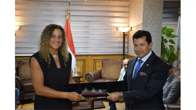 وزير الرياضة يهنئ ميار شريف لفوزها ببطولة فالنسيا المفتوحة للتنس