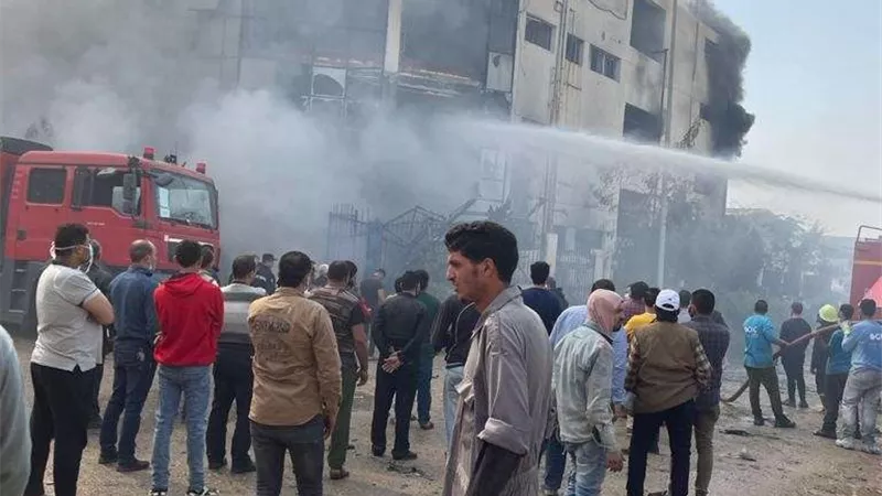 شاهد.. لحظة انتشال جثث حريق مصنع العبور