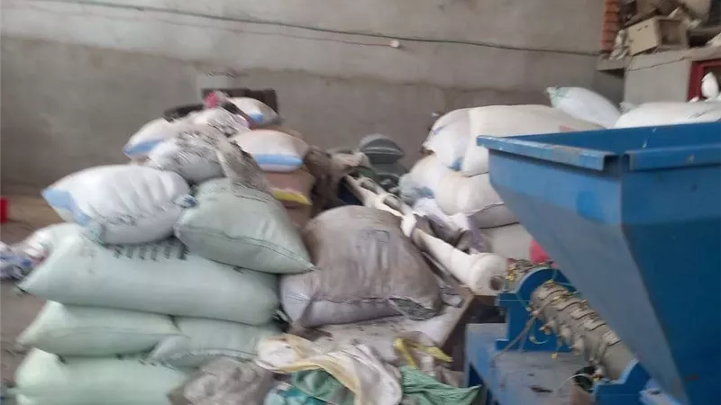 ضبط 15طن مخلفات بلاستيكية داخل مصنع يعمل بدون ترخيص بالشرقية