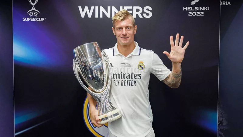 رسميًا.. توني كروس يُجدد تعاقده مع ريال مدريد