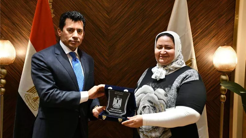 وزير الرياضة يُكرم مدير عام الإدارة الهندسية بالوزارة