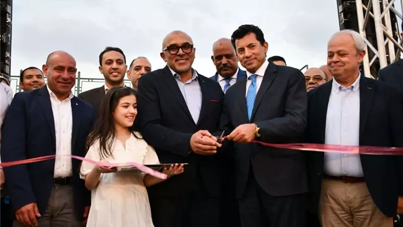 وزير الرياضة يفتتح حديقة الأطفال الجديدة بنادي الزهور الرياضي