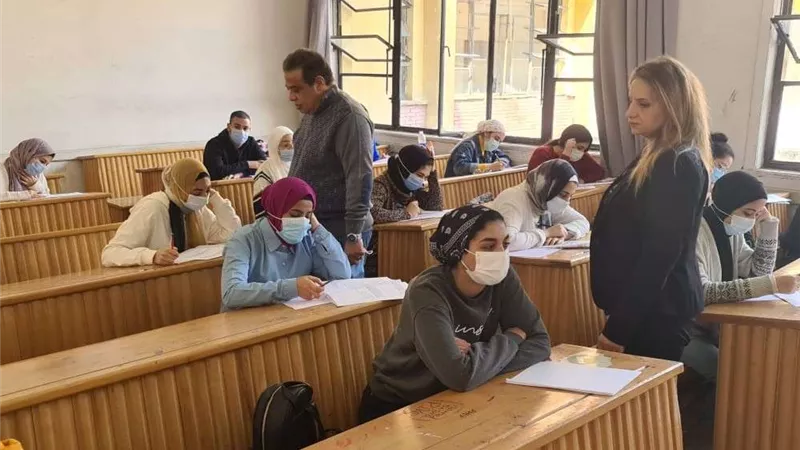 طلاب جامعة عين شمس يؤدون امتحانات الفصل الدراسي الأول