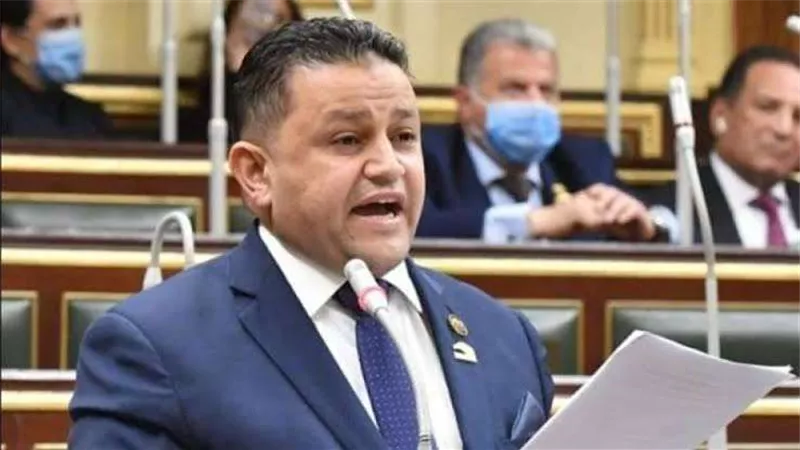 برلماني يطالب بتشديد الرقابة على المواقف لمنع استغلال الركاب