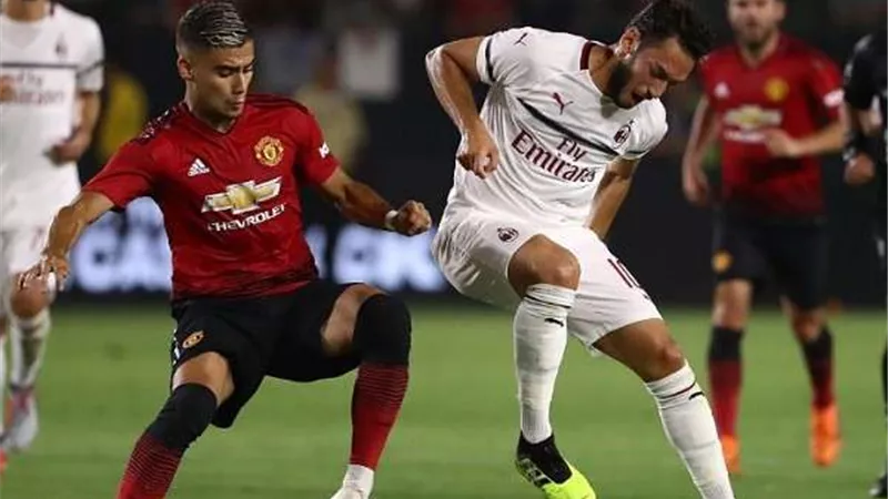 موعد مباراة ميلان ضد مانشستر يونايتد والقناة الناقلة